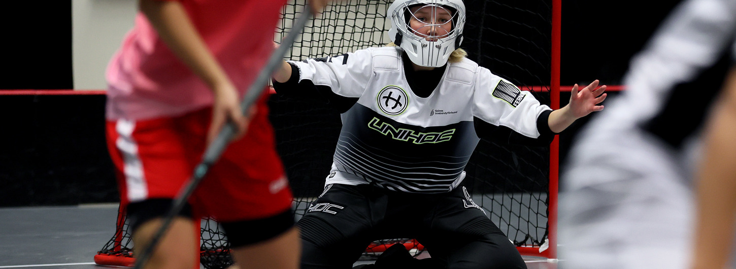 Tjejmålvak med aktiva händer